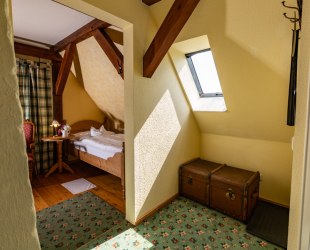 Mansardenzimmer Nr.12 mit getrennten Betten, 2. Etage